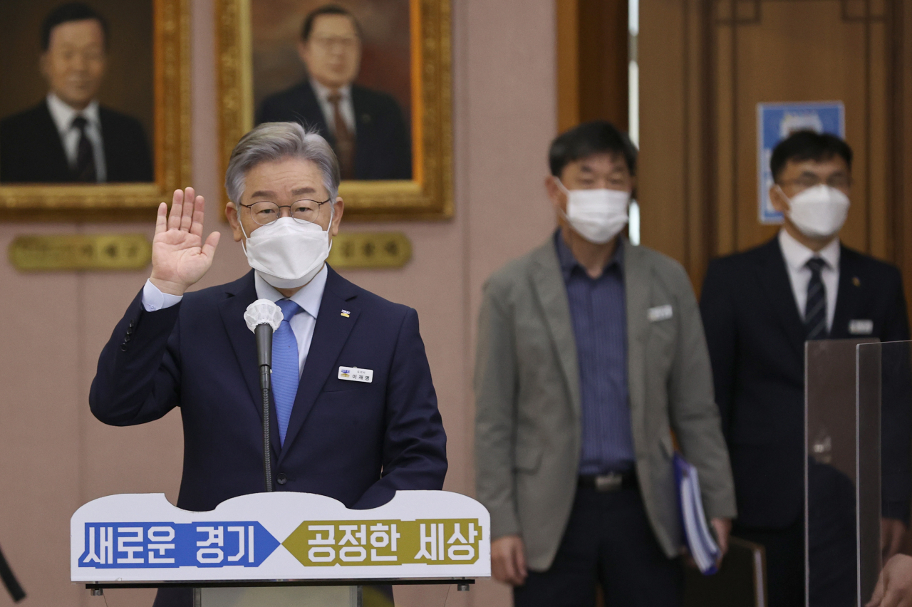 더불어민주당 대선 후보인 이재명 경기도지사가 18일 경기도 수원시 경기도청에서 열린 국회 행정안전위원회의 경기도에 대한 국정감사에서 증인 선서를 하고 있다. [연합]
