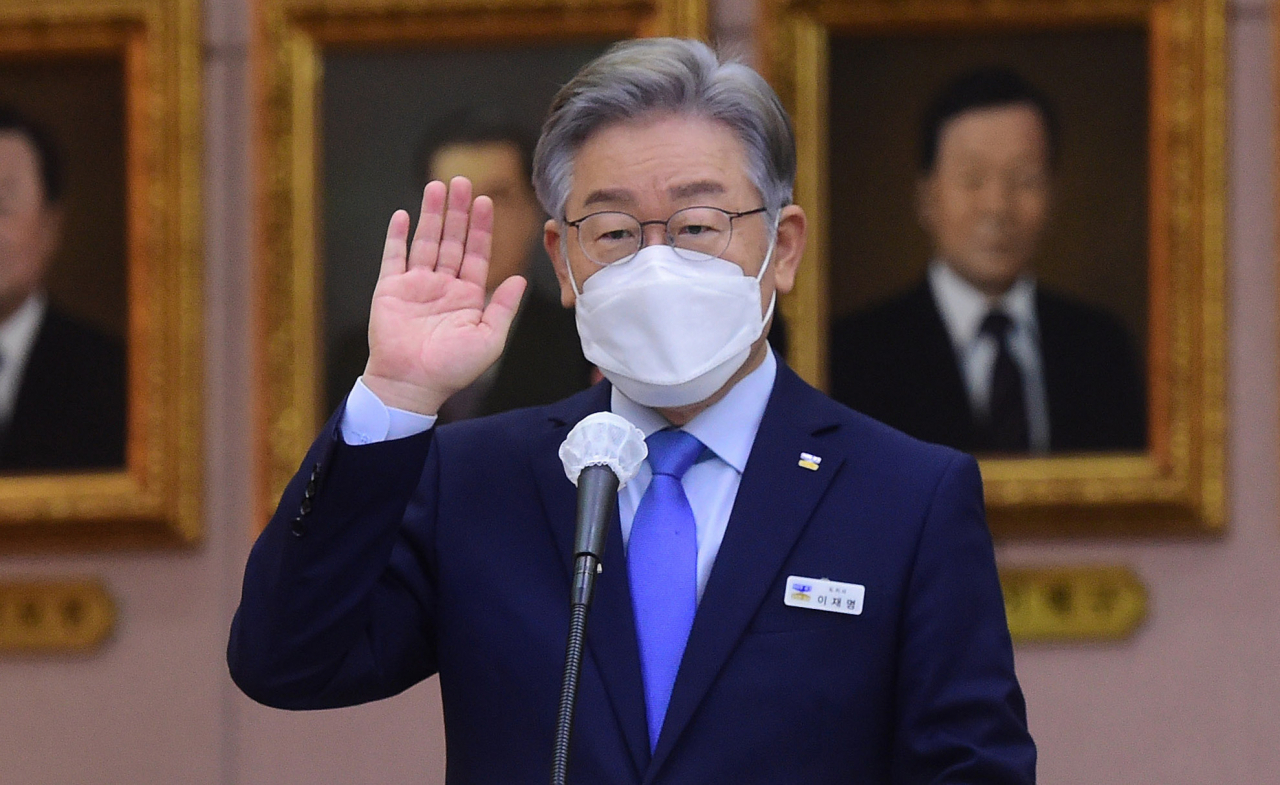 더불어민주당 대선 후보인 이재명 경기도지사가 18일 오전 경기도청에서 열린 국회 행정안전위원회의 경기도에 대한 국정감사에서 증인선서를 하고 있다. [국회사진기자단]