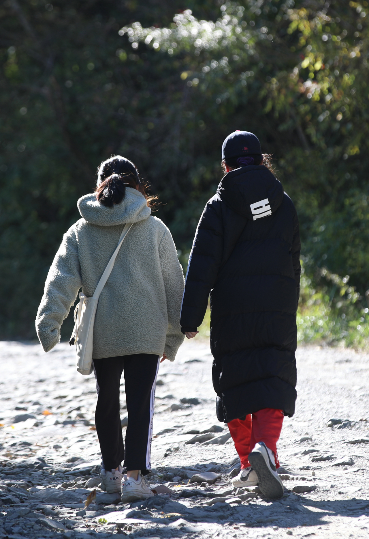 한파주의보가 발령된 17일 오전 광주 북구 무등산국립공원에서 탐방객들이 두툼한 외투를 입고 등산하고 있다. 이날 오전 9시 기준 무등산의 최저기온은 영하 3.1도로 관측됐다. [연합]