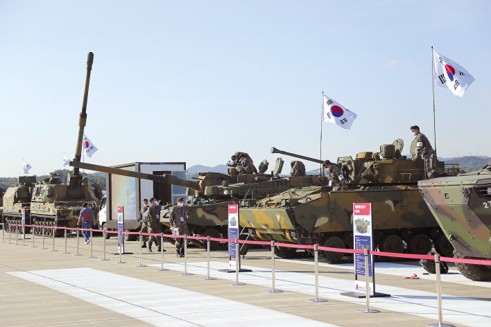 최첨단 항공우주·방산기술의 향연이 펼쳐지는 ‘서울 ADEX 2021’이 19일부터 23일까지 경기도 성남시 서울공항에서 개최된다. 육군 장병들이 개막을 하루 앞둔 18일 야외전시장에서 전시될 K2 전차와 K9A1 자주포 등 지상장비들을 최종점검하고 있다. 신대원 기자