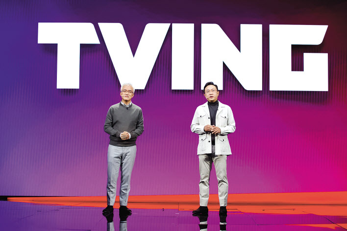 양지을(왼쪽), 이명한 티빙 공동대표가 18일 독립법인 출범 1주년 ‘TVING CONNECT 2021’ 행사에서 인사말을 하고 있다. [티빙 제공]