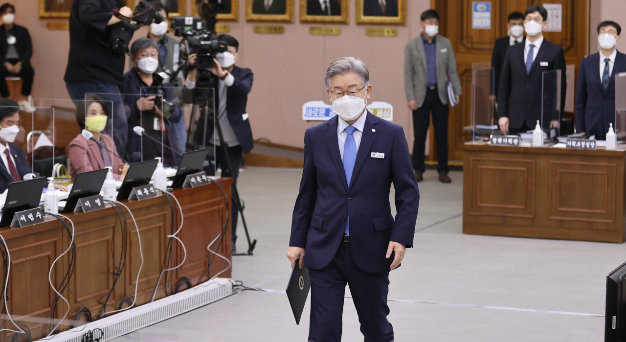 더불어민주당 대선 후보인 이재명 경기도지사가 18일 경기도 수원시 경기도청에서 열린 국회 행정안전위원회의 경기도에 대한 국정감사에서 서영교 행안위원장에게 증인선서문을 전달하기 위해 이동하고 있다. 연합뉴스