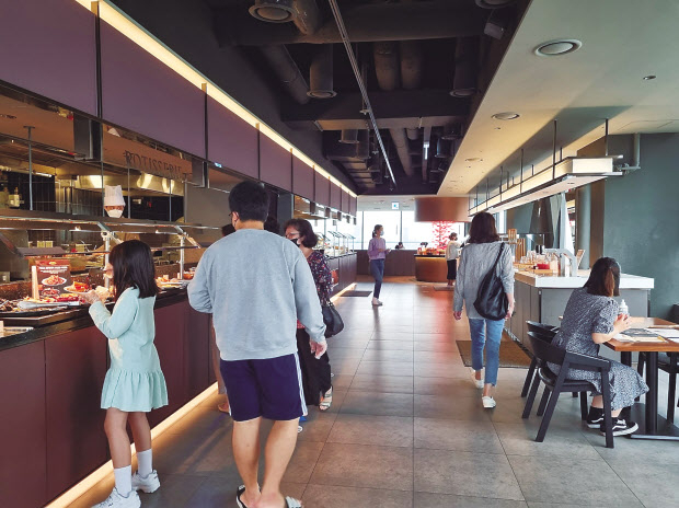 서울 양천구 목동 ‘빕스 프리미어(Premier) 목동41타워점’이 늘어난 손님들로 활기를 띄고 있다. 한희라 기자