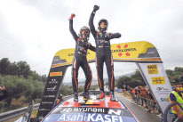 ‘2021 WRC’11차 대회 스페인 랠리에서 우승을 차지한 티에리 누빌 선수와 코드라이버 마틴 비데거 선수가 현대차 ‘i20 Coupe WRC’ 랠리카 위에 올라 세레모니를 하고 있다. [현대차 제공]