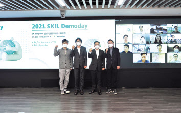 박경일(왼쪽 세번째) SK에코플랜트 대표이사, 금한승(왼쪽 두번째) 환경부 탄소중립위원회 사무처장, 이덕준(왼쪽 첫번째) D3쥬빌리 파트너스 대표가 데모데이 행사 이후 기념촬영을 하는 모습. [SK에코플랜트 제공]
