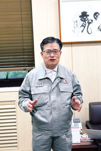 이현준 쌍용C&E 대표가 동해공장의 탄소중립 실천에 대해 설명하고 있다.