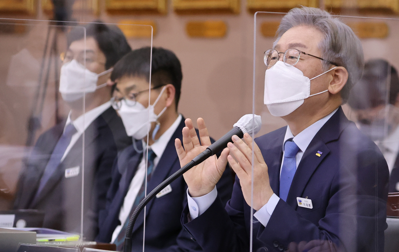더불어민주당 대선 후보인 이재명 경기도지사가 18일 경기도 수원시 경기도청에서 열린 국회 행정안전위원회의 경기도에 대한 국정감사에서 질의에 답변하고 있다. [연합]