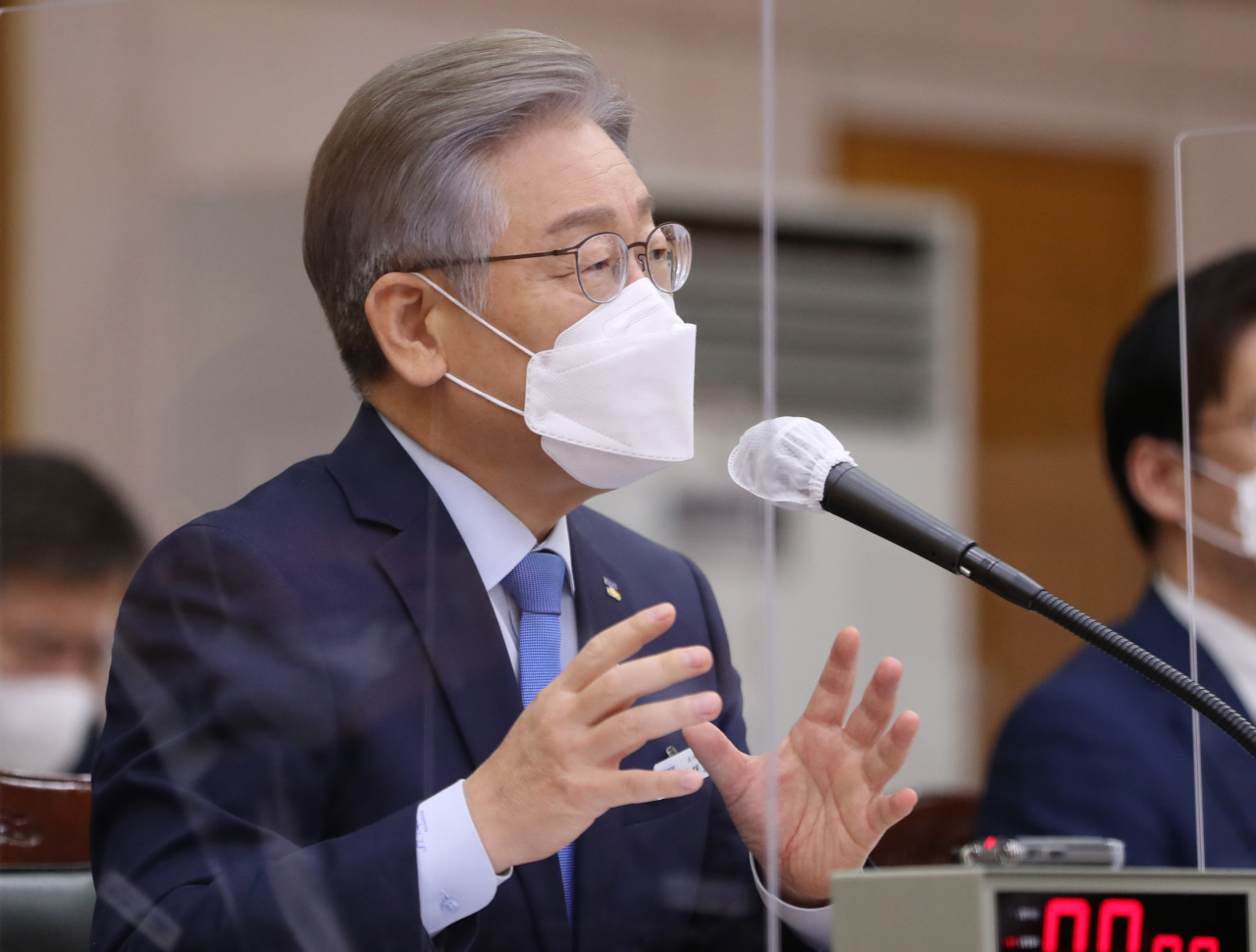더불어민주당 대선 후보인 이재명 경기도지사가 18일 경기도 수원시 경기도청에서 열린 국회 행정안전위원회의 경기도에 대한 국정감사에서 질의에 답변하고 있다. [연합]