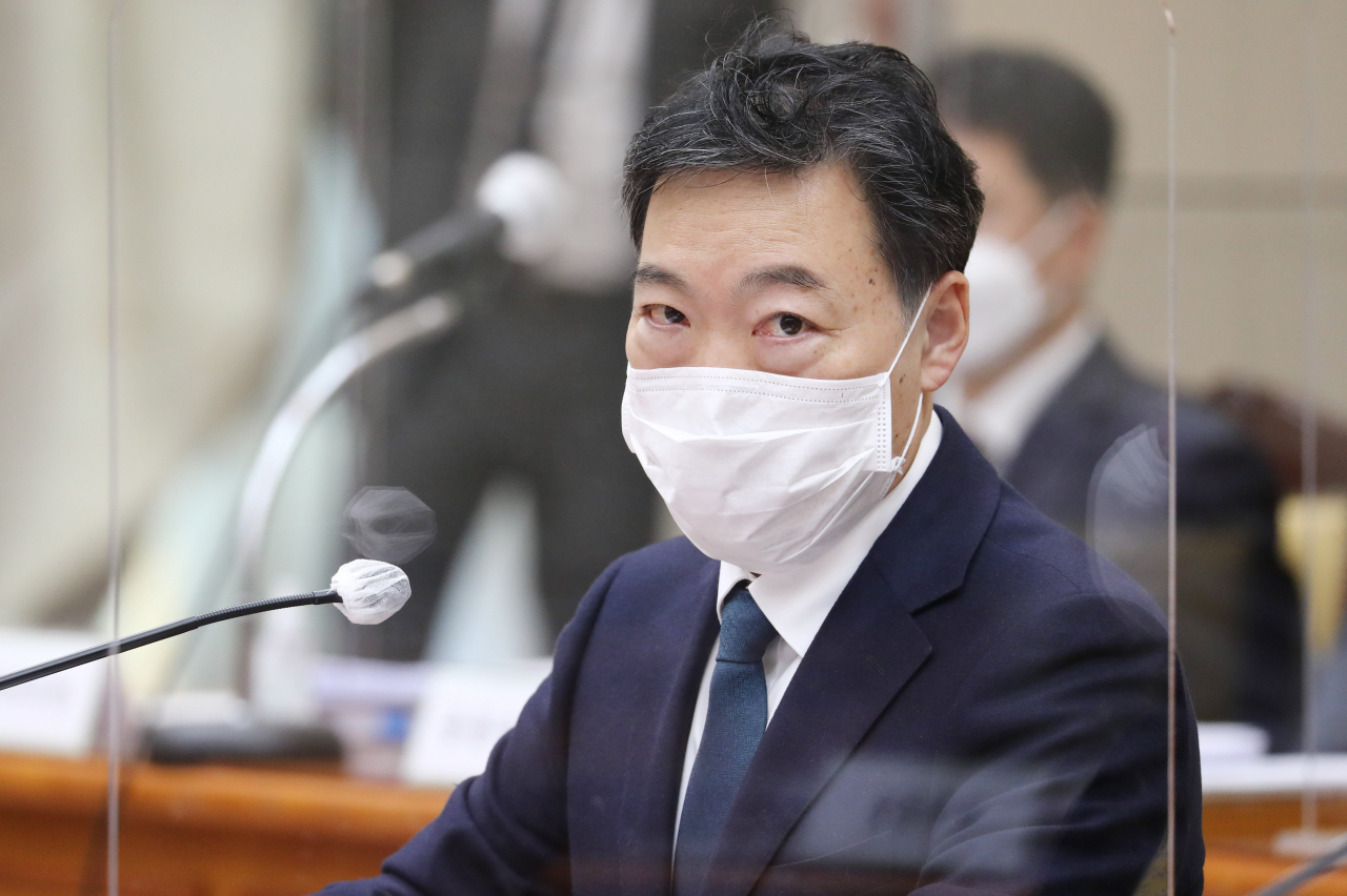 김오수 검찰총장이 18일 서울 서초구 대검찰청에서 열린 국회 법제사법위원회의 대검찰청에 대한 국정감사에서 의원들의 질의에 답하고 있다. [연합]