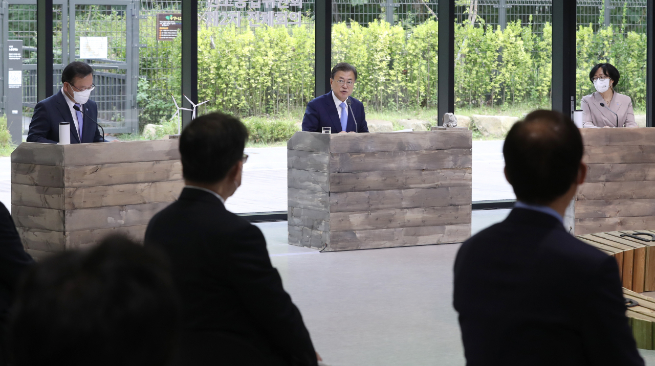 문재인 대통령이 18일 서울 용산구 노들섬다목적홀에서 열린 2050 탄소중립위원회 제2차 전체회의에서 발언하고 있다. 연합뉴스