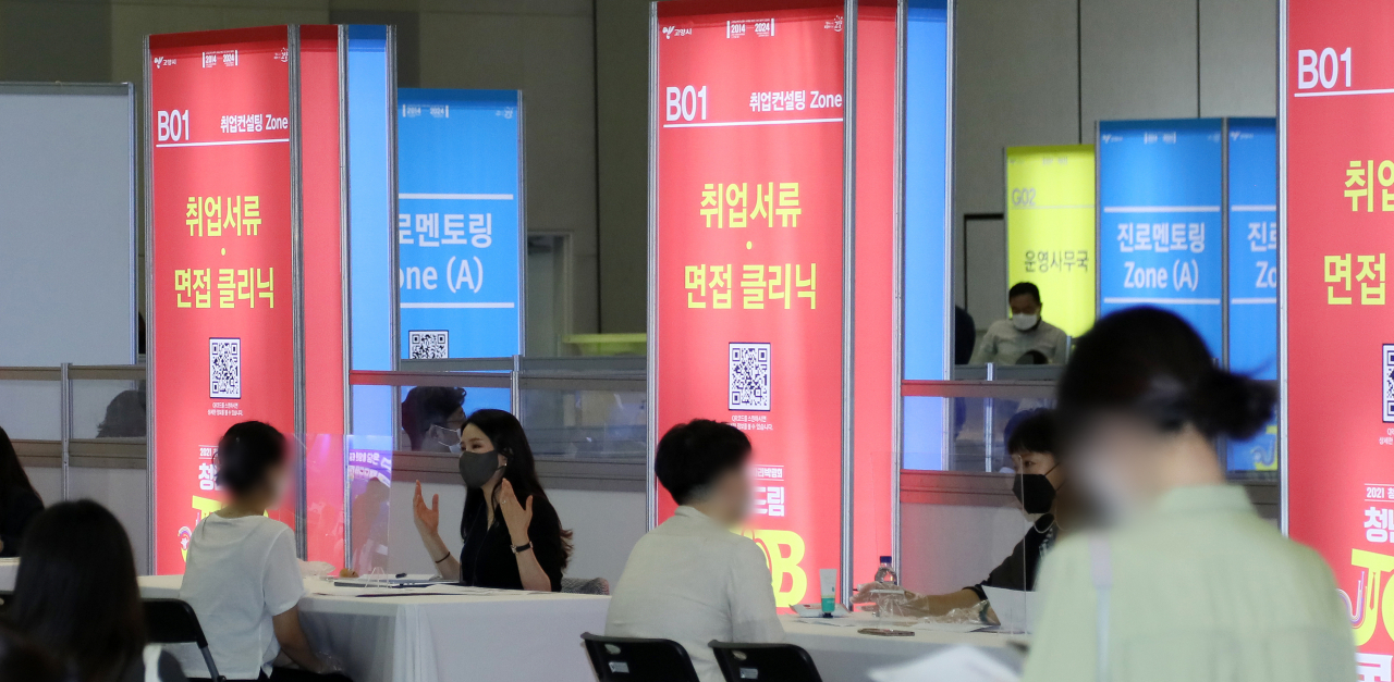 서울시는 자소서 작성과 면접 준비 등 채용 전반을 멘토링하는 ‘아무튼 취업! 인사담당자와 취업고민해결’이라는 주제로 10월 21일 밤 9시부터 90분간 라이브 취업특강을 연다. 사진은 지난 10월 7일 경기도 고양시 킨텍스에서 열린 '청년드림 JOB콘서트'에서 청·장년 구직자들이 취업 상담을 받고 있는 모습. [연합]