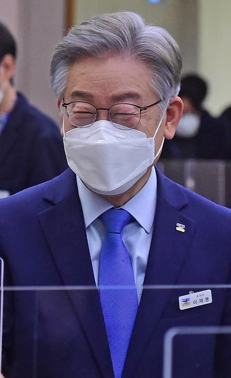 더불어민주당 대선 후보인 이재명 경기도지사가 18일 경기도 수원시 경기도청에서 열린 국회 행정안전위원회의 경기도에 대한 국정감사에서 주질의가 끝난 뒤 의원들과 인사하고 있다. [연합]