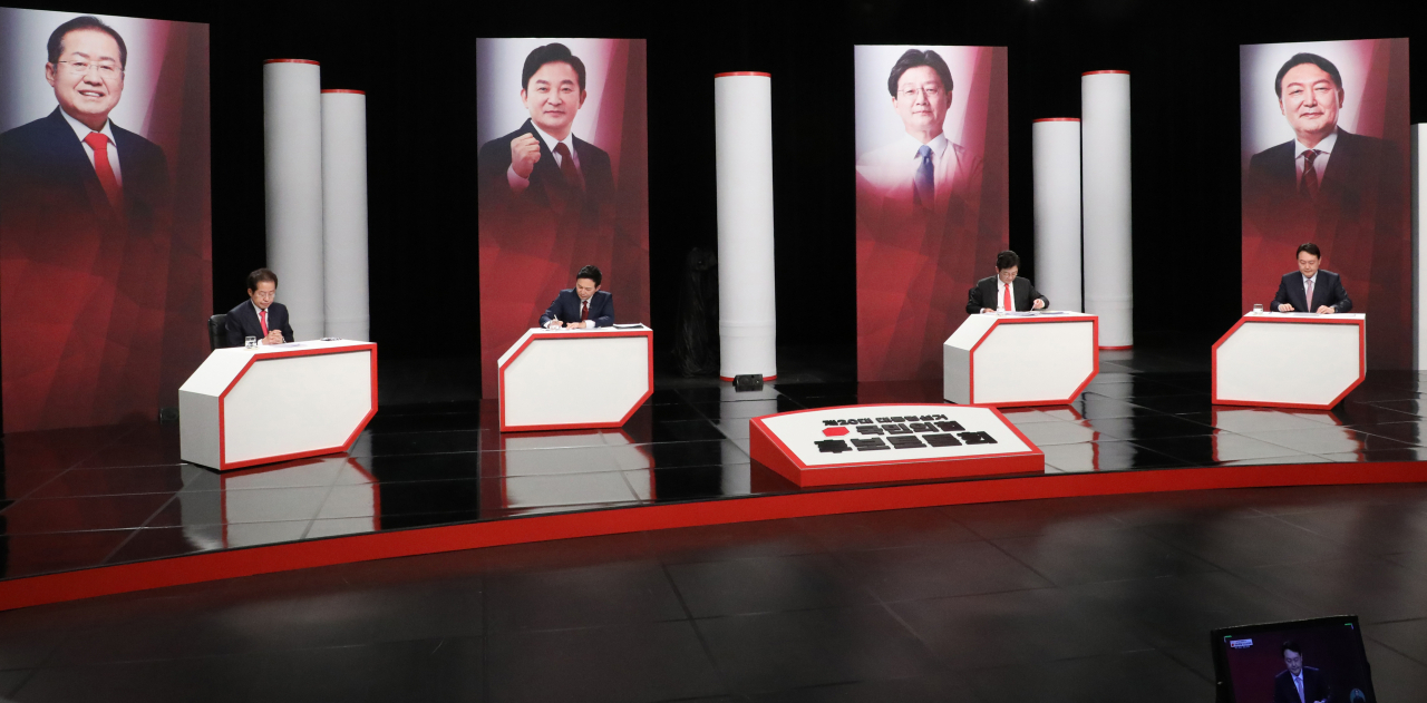 국민의힘 홍준표(왼쪽부터), 원희룡, 유승민, 윤석열 대선 경선 후보들이 18일 오후 부산MBC에서 제4차 TV 토론회를 하기 앞서 토론을 준비하고 있다. [연합]