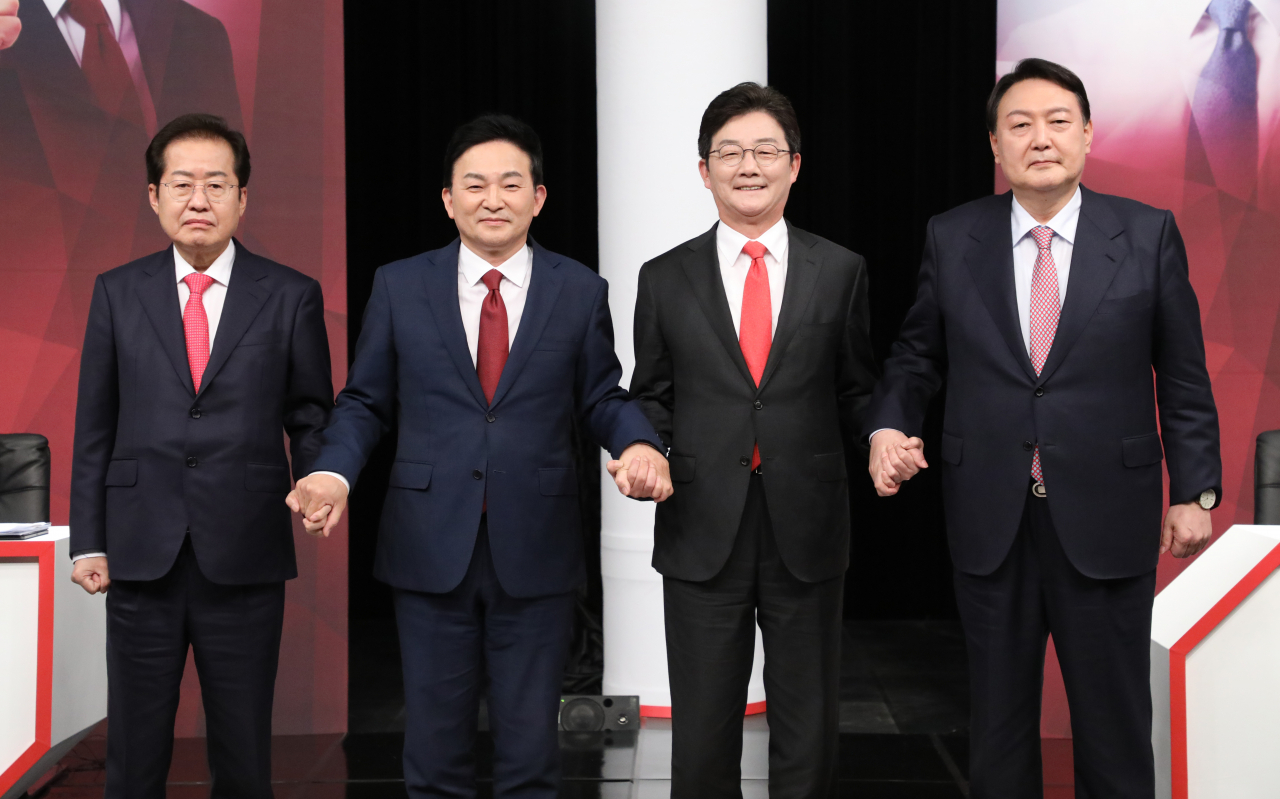 왼쪽부터 국민의힘 대선주자인 홍준표 의원, 원희룡 전 제주도지사, 유승민 전 의원, 윤석열 전 검찰총장이 18일 오후 부산MBC에서 제4차 TV 토론회를 하기 앞서 기념 촬영하고 있다. [연합]