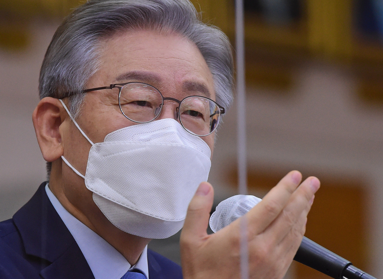 더불어민주당 대선 후보인 이재명 경기지사가 지난 18일 경기도청에서 열린 국회 행정안전위원회의 경기도에 대한 국정감사에서 의원 질의에 답하고 있다. [연합]