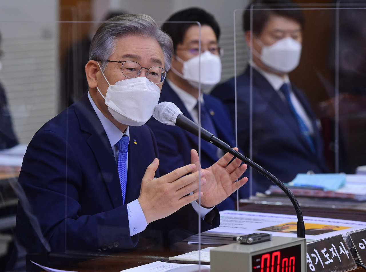 더불어민주당 대선 후보인 이재명 경기지사가 18일 경기도청에서 열린 국회 행정안전위원회의 경기도에 대한 국정감사에서 의원 질의에 답하고 있다. [연합]