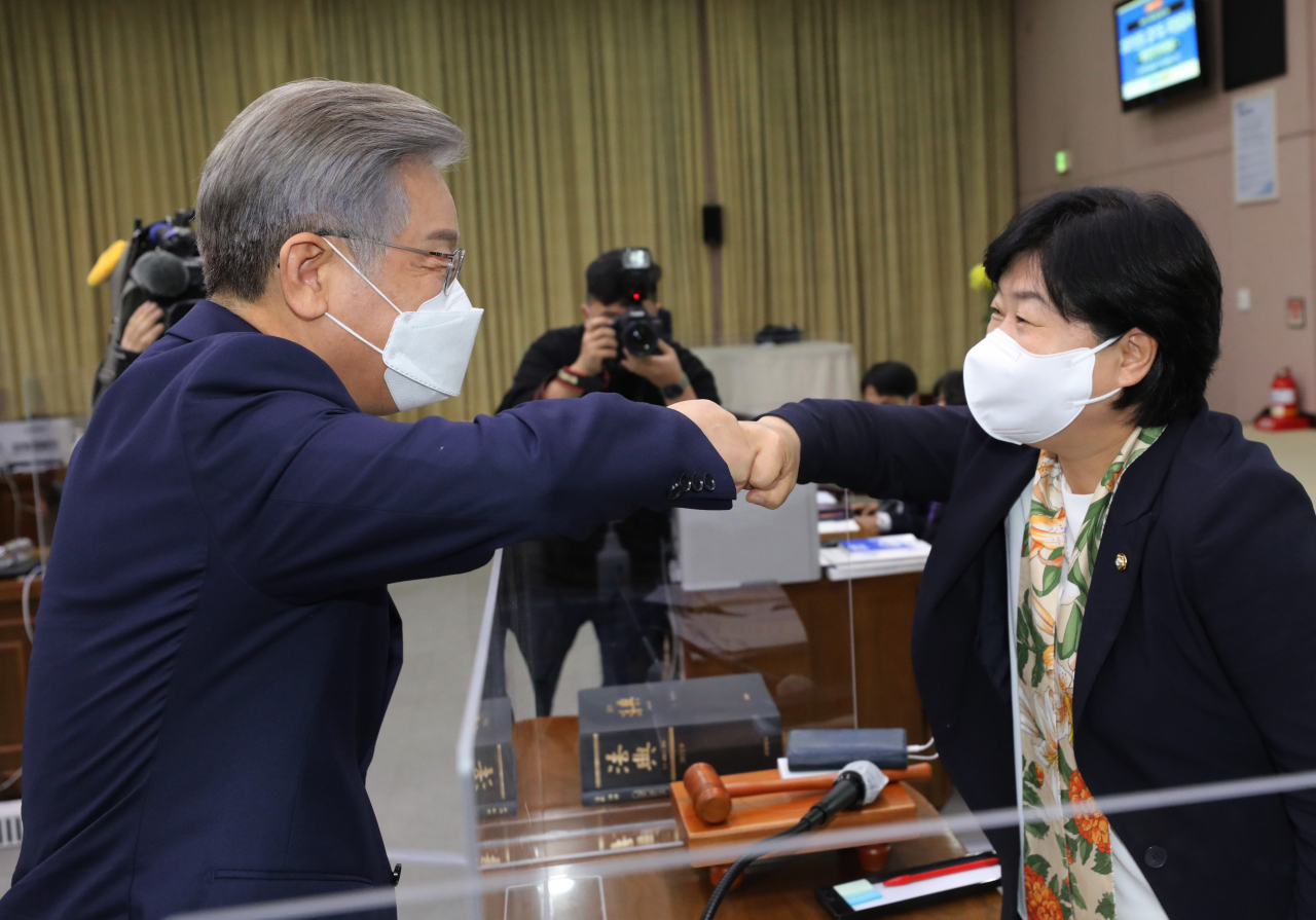더불어민주당 대선 후보인 이재명 경기지사가 18일 오후 경기도 수원시 경기도청에서 열린 국회 행정안전위원회의 경기도에 대한 국정감사를 마친 뒤 서영교 위원장과 악수하고 있다. [연합]