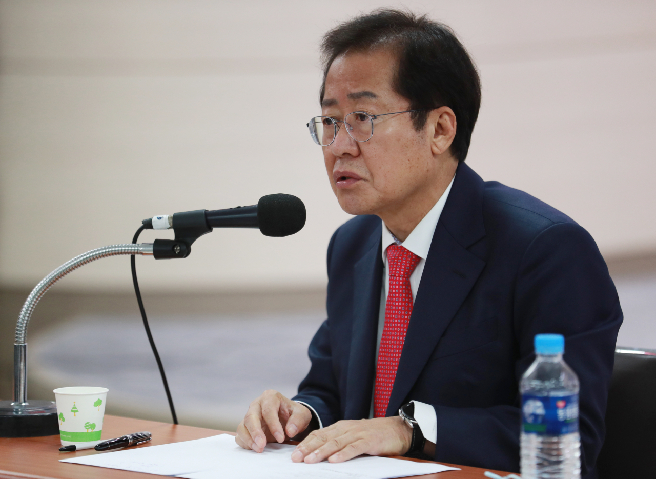 국민의힘 홍준표 대선 경선 후보가 18일 부산 수영구 국민의힘 부산시당에서 열린 정치 버스킹 '당원이 묻고 홍준표가 답하다'에서 당원 질문에 답변하고 있다. [연합]