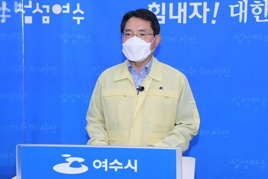 권오봉 여수시장이 정부의 cop28 대회 유치 포기 결정에 입장을 밝히고 있다.