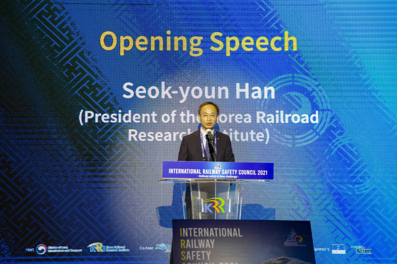 한석윤 철도연 원장이 제31회 국제철도안전협의회(IRSC)에서 개회사를 전하고 있다. [한국철도기술연구원 제공]