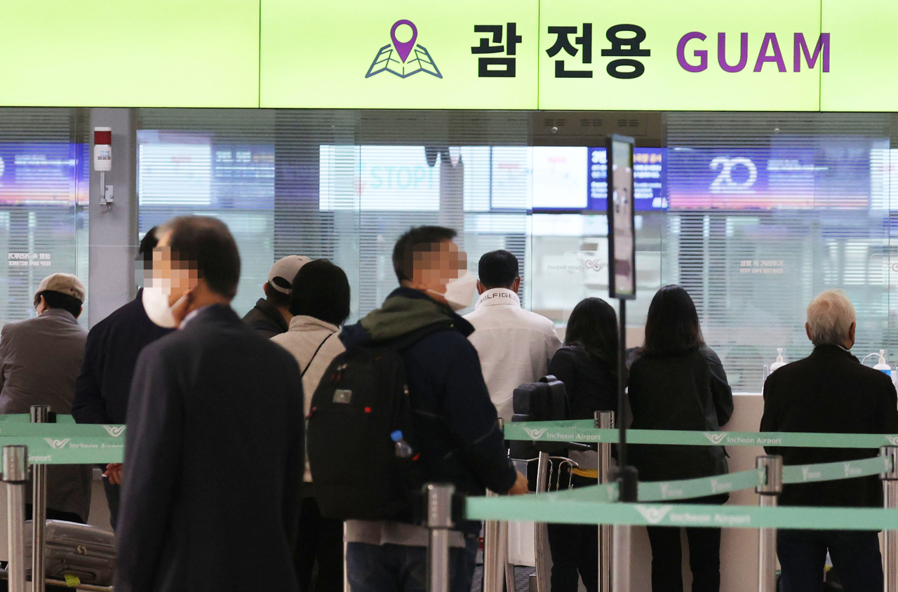 신종 코로나바이러스 감염증(코로나19) 사태 장기화로 대규모 적자에 시달려온 주요 여행사들이 내년 흑자로 돌아설 것으로 전망되는 가운데 19일 오전 인천국제공항 체크인 카운터에서 탑승객들이 수속을 밟고 있다. 연합뉴스