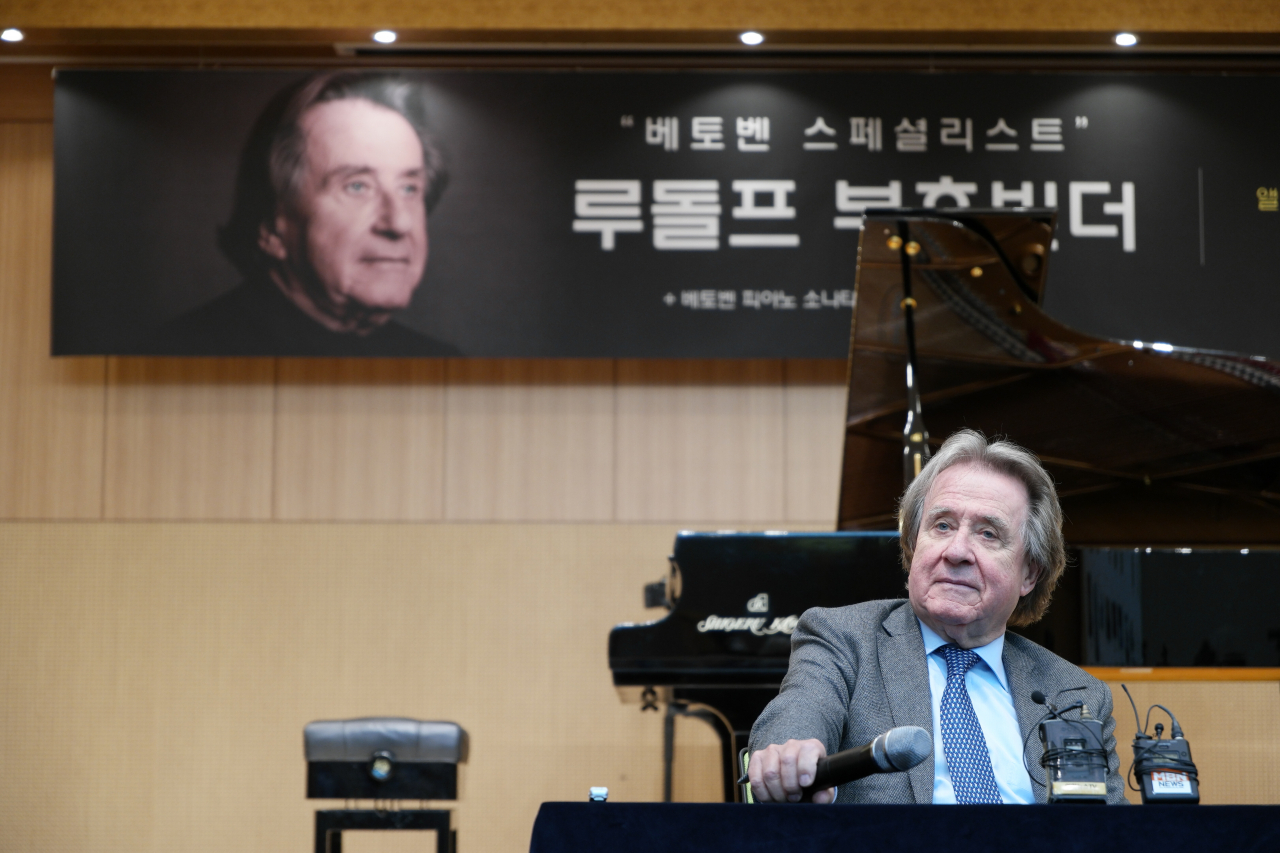 현존하는 최고의 ‘베토벤 스페셜리스트’인 루돌프 부흐빈더가 2019년 이후 2년 만에 한국을 찾아 네 번의 연주회로 한국 관객과 만난다. 지한파 피아니스트이기도 한 그는 “한국은 다른 나라와 달리 문화적으로 발전한 나라라고 생각한다. 이런 특별한 관객은 만나기 어렵다”며 연주회를 앞둔 기대감을 전했다. [빈체로 제공]