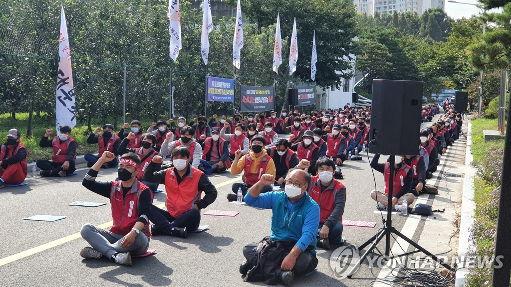 18일 물재생시설공단 노조가 총파업 출정식에서 구호를 외치고 있다.