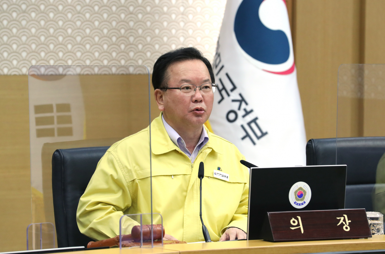 김부겸 국무총리가 19일 오전 세종시 정부세종청사에서 서울과 영상으로 연결해 열린 국무회의에서 발언하고 있다. 김 총리는 이날 주재한 신종 코로나바이러스 감염증(코로나19) 중앙재난안전대책본부 회의에서 민주노총에 대해 “총파업을 강행한다면 정부로서는 공동체의 안전을 위해 지위 고하를 막론하고 법과 원칙에 따라 엄정하게 대처할 수밖에 없다”고 경고했다. [연합]