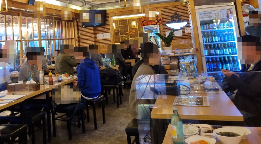 18일 저녁 서울 종로구 관철동에 위치한 한 음식점 내부. 4인 이상 모인 테이블이 군데군데 보인다. 김영철 기자