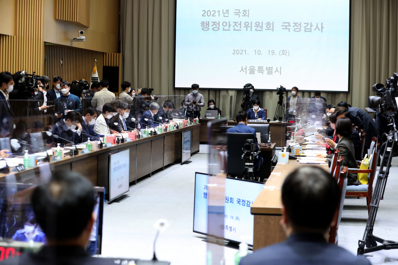 국회 행정안전위원회의 서울시에 대한 국정감사가 19일 오전 서울시청에서 열리고 있다. 이번 국감에서는 오세훈 시장이 추진 중인 '서울시 바로 세우기'를 둘러싼 논란이 주요 쟁점으로 다뤄질 전망이다. 오 시장은 지난달 "서울시 곳간이 시민단체 전용 ATM기로 전락했다"며 서울시 바로 세우기라는 이름으로 박원순 전 시장 재임 당시 진행된 민간위탁 및 보조사업에 대한 대수술을 예고한 바 있다.[국회사진기자단]