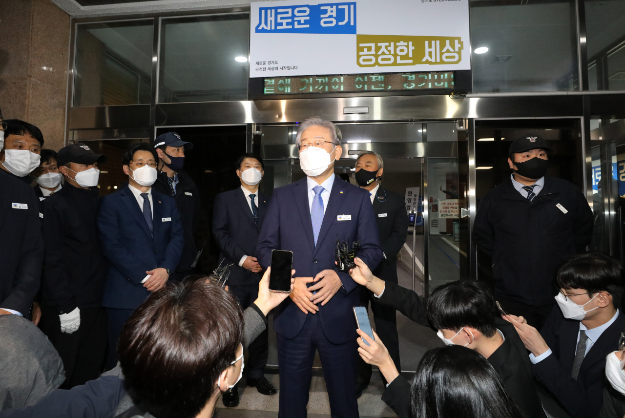 더불어민주당 대선 후보인 이재명 경기지사가 지난 18일 오후 경기도 수원시 경기도청에서 열린 국회 행정안전위원회의 경기도에 대한 국정감사를 마친 뒤 취재진의 질문에 답하고 있다. [연합]