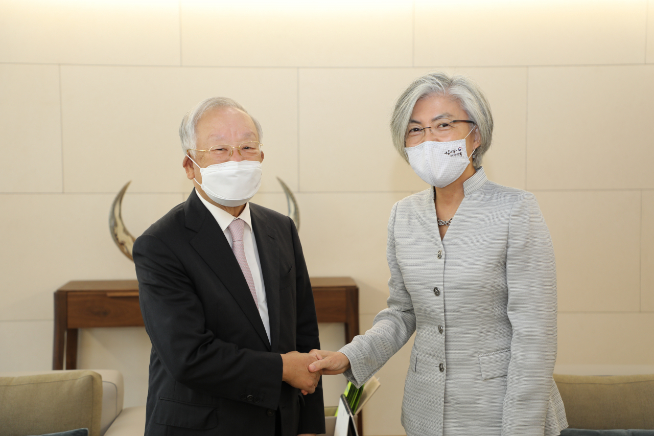 손경식 한국경영자총협회 회장(사진 왼쪽)이 국제노동기구(ILO) 사무총장 후보에 나선 강경화 전 외교부장관을 접견해 ILO의 변화를 주문했다. [경총 제공]