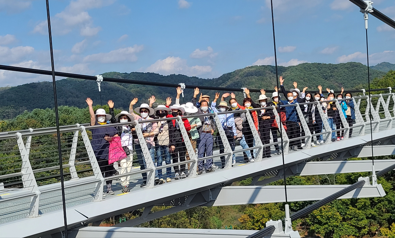 (사)통일교육협의회 여성분과위원회에서 마련한 ‘시민과 함께하는 통일특강·평화기행’ 참석자들이 철원 DMZ에서 기념사진을 찍고 있다.