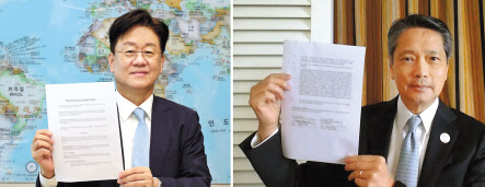 현대글로비스는 글로벌 최대 수소 제조사 에어프로덕츠와 ‘액화 및 청정수소 공급망 구축을 위한 양해각서(MOU) 체결식’을 진행했다고 19일 밝혔다. 김정훈(왼쪽) 현대글로비스 대표이사와 윌버 목(Wilbur W.Mok) 에어프로덕츠 아시아 사장이 화상 어플리케이션을 활용해 체결식을 진행한 모습. [현대글로비스 제공]