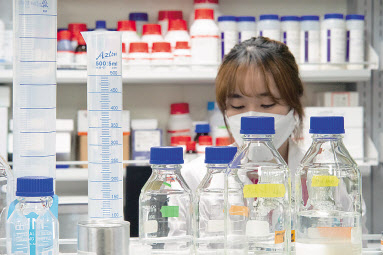 독립바이오제약 연구진이 베체트병 치료제 개발을 위한 연구를 진행하고 있다. [독립바이오제약 제공]