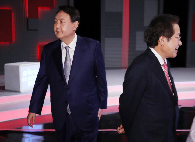 국민의힘 대선 경선 후보인 윤석열 전 검찰총장(왼쪽)과 홍준표 의원이 지난 15일 서울 마포구 상암동 MBC 사옥에서 열린 ‘1대1 맞수토론’에 참석하고 있다. [연합]