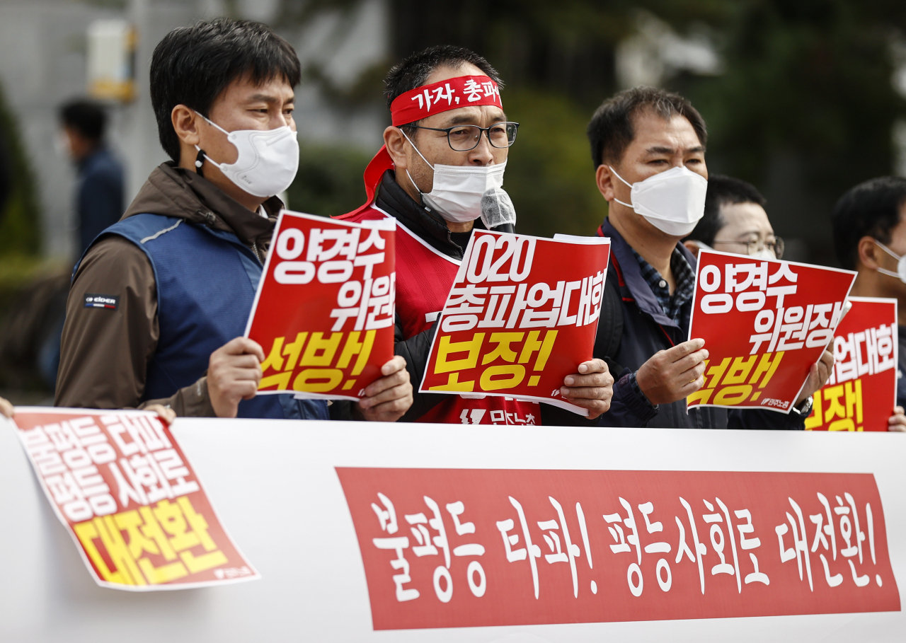19일 오전 서울 서초구 서울중앙지법 앞에서 열린 총파업대회 보장과 양경수 위원장 석방 촉구 민주노총 기자회견에서 윤택근 민주노총 위원장 직무대행이 발언하고 있다. [연합]