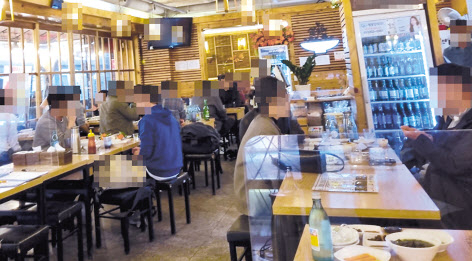 18일 오후 서울 종로구 관철동의 한 음식점 내부. 4인 이상 모인 테이블이 군데군데 보인다. 김영철 기자