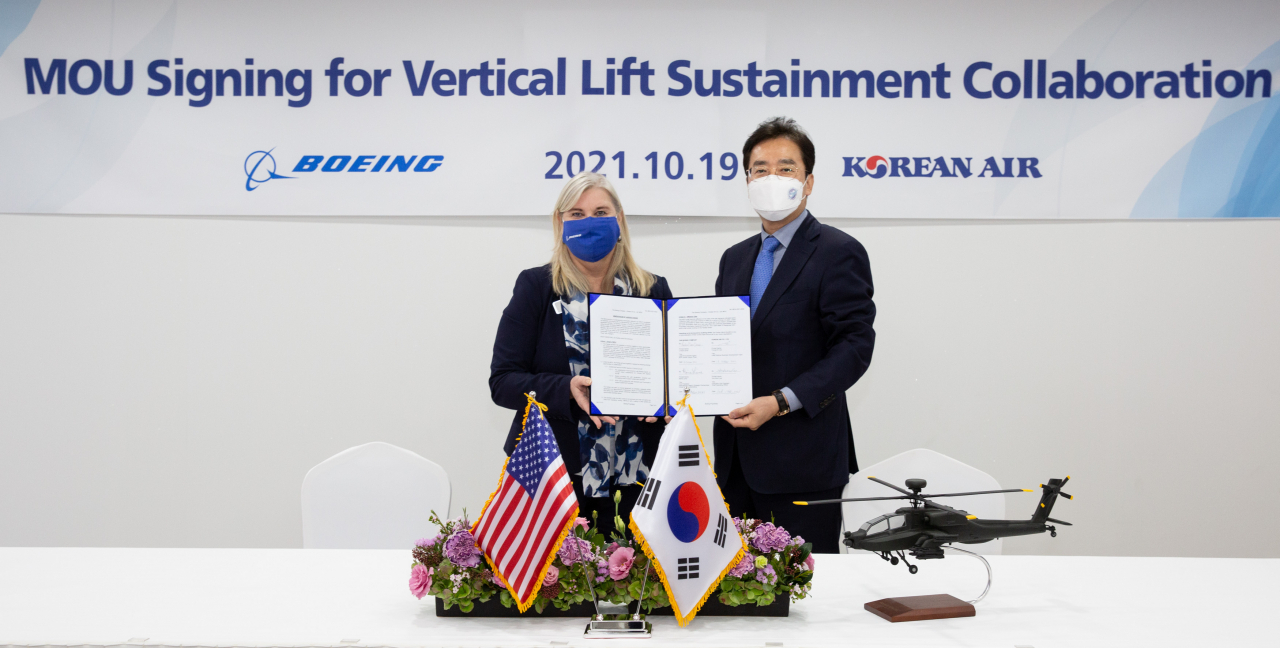 대한항공은 10월 19일 경기도 성남 서울공항에서 개최중인 ADEX 2021에서 미국 보잉사와 ‘군용 회전익 항공기의 기술협력을 위한 합의서(MOU)’를 체결했다. 사진은 이수근 대한항공 Operation 부문 부사장(오른쪽)과 마리아 레인 (Maria Laine) 보잉 인터내셔널 세일즈·전략 파트너십 부사장(VP, International Sales and Strategic Partnerships)(왼쪽)이 기념 사진을 촬영하고 있는 모습