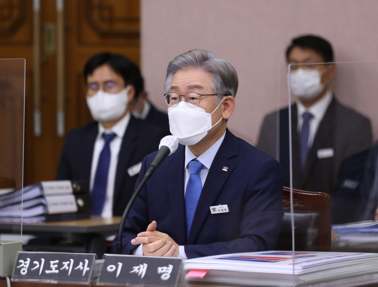 [사진=더불어민주당 대선 후보인 이재명 경기지사가 18일 오후 경기도 수원시 경기도청에서 열린 국회 행정안전위원회의 경기도에 대한 국정감사에서 마지막 질의에 답변하고 있다.][연합]
