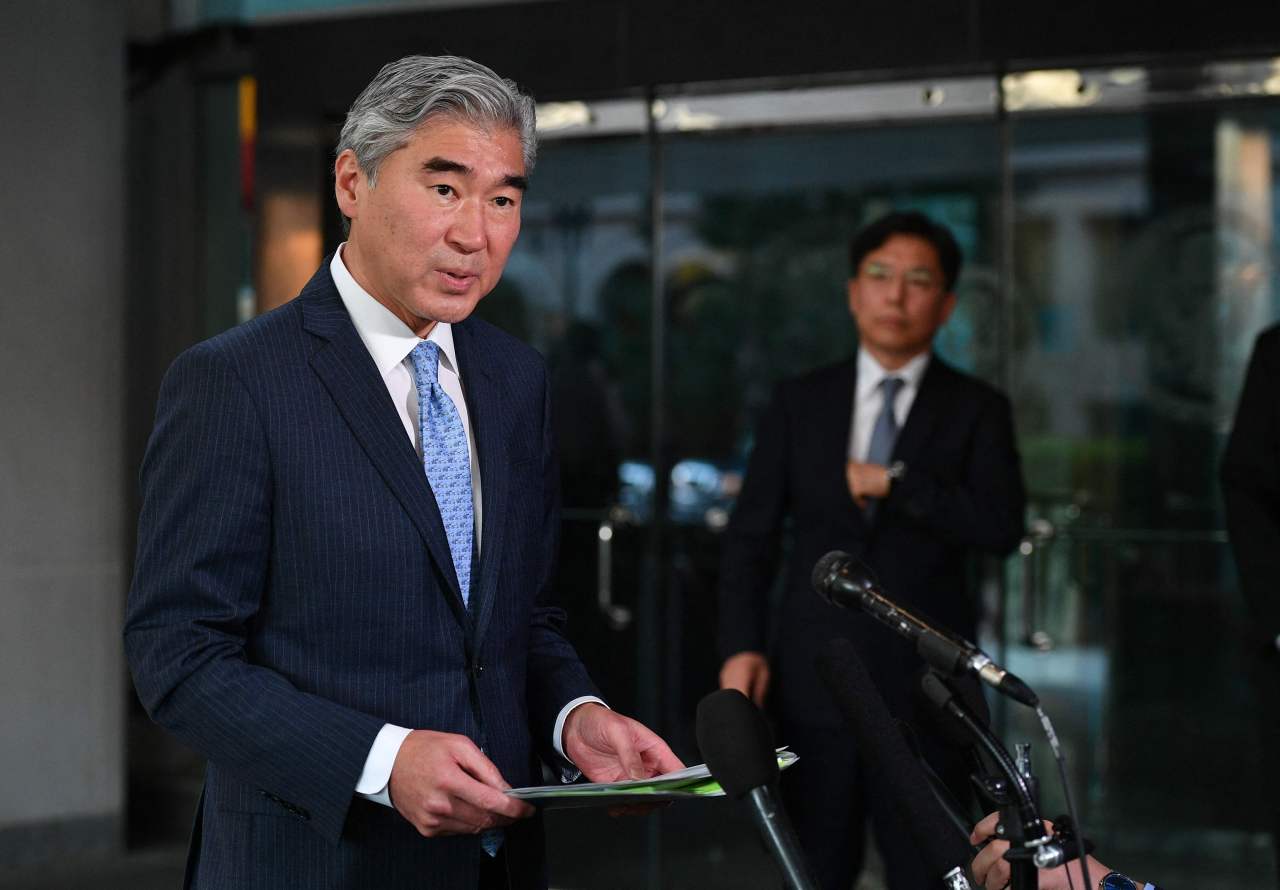 Sung Kim, US special representative for North Korea, speaks to reporters after the meeting with South Korea's nuclear envoy, Noh Kyu-duk in Washington on Monday. (Yonhap)