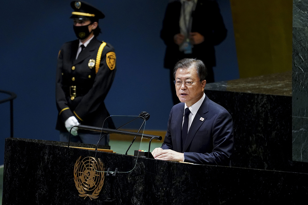 President Moon Jae-in delivers a keynote speech at the UN General Assembly in New York on Sept. 21.(Cheong Wa Dae)