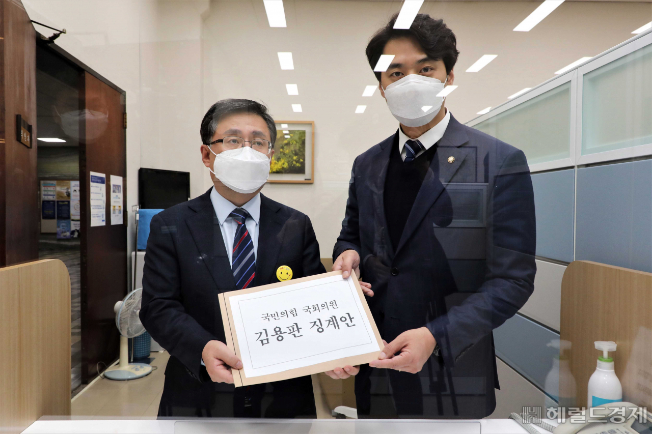 [헤럴드경제=이상섭 기자] 더불어민주당 김성환 원내수석부대표(왼쪽)와 한준호 원내대변인이 19일 오후 국회 의안과에 국민의힘 김용판 의원 징계안을 의안과에 제출하고 있다.