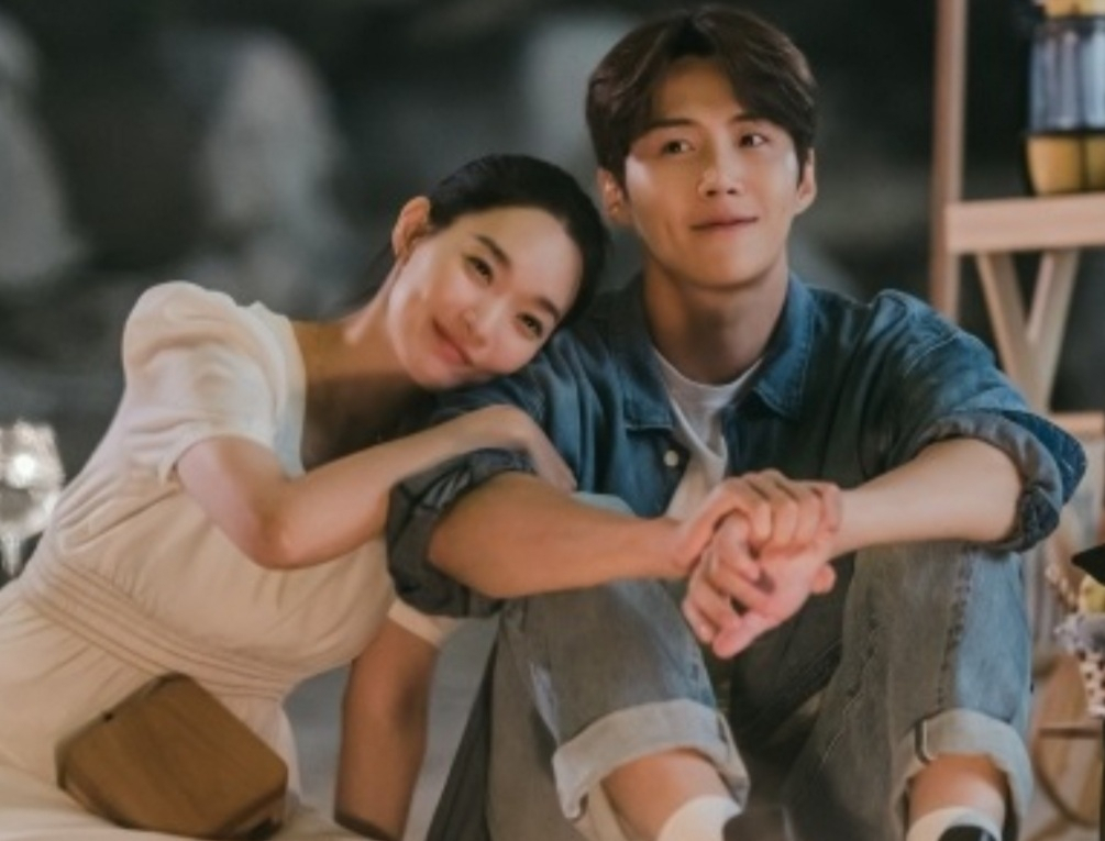 지난 17일 종영한 tvN드라마 '갯마을 차차차' 주연 배우 신민아(왼쪽)와 김선호. [tvN 캡처]