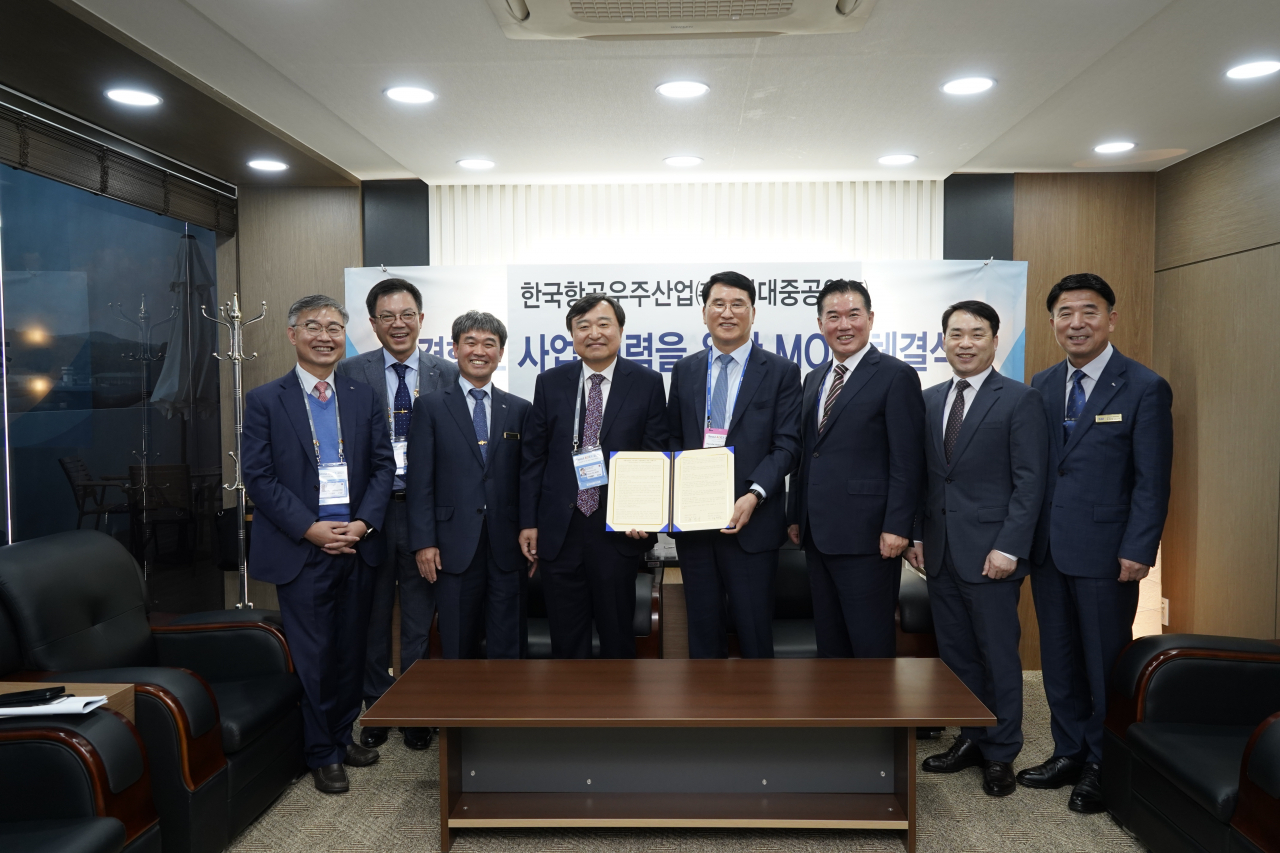 KAI와 현대중공업이 경항공모함 개발 협력 MOU를 체결했다. 왼쪽에서 네 번째가 안현호 KAI 사장, 다섯번째가 한영석 현대중공업 부회장. [KAI 제공]