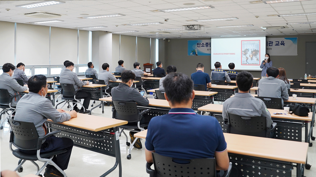 대한전선 충남 당진공장에서 임직원 대상으로 탄소중립 실천문화조성 교육을 진행하고 있다. [대한전선 제공]