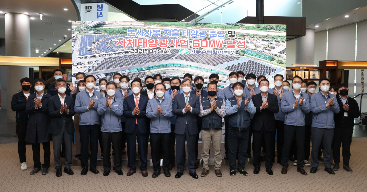 정재훈(가운데) 한국수력원자력 사장이 19일 경북 경주 본사 사옥 지붕 태양광 준공식에서 기념촬영을 하고 있다.［한국수력원자력 제공］