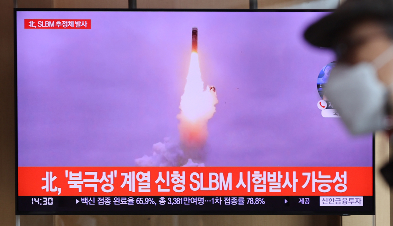 [사진=19일 오후 서울역 대합실에 설치된 모니터에서 북한의 단거리 탄도미사일 발사 관련 뉴스가 나오고 있다.][연합]