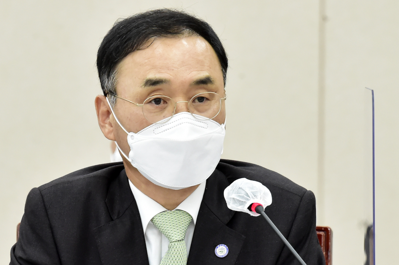 [사진=차정인 부산대 총장이 19일 오전 서울 여의도 국회에서 열린 국회 교육위원회의 국정감사에서 의원들의 질의에 답변하고 있다.][연합]