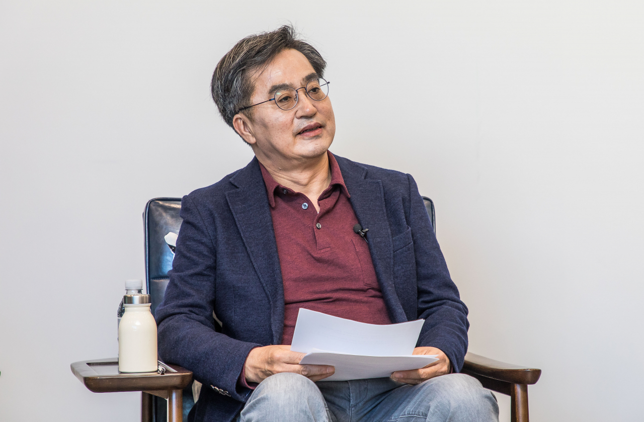 [사진=대선출마를 선언한 김동연 전 경제부총리가 17일 오후 서울 성동구 서울숲 포휴에서 진행된 유튜브 채널 선후포럼 생방송에 참석해 이야기를 하고 있다.][연합]